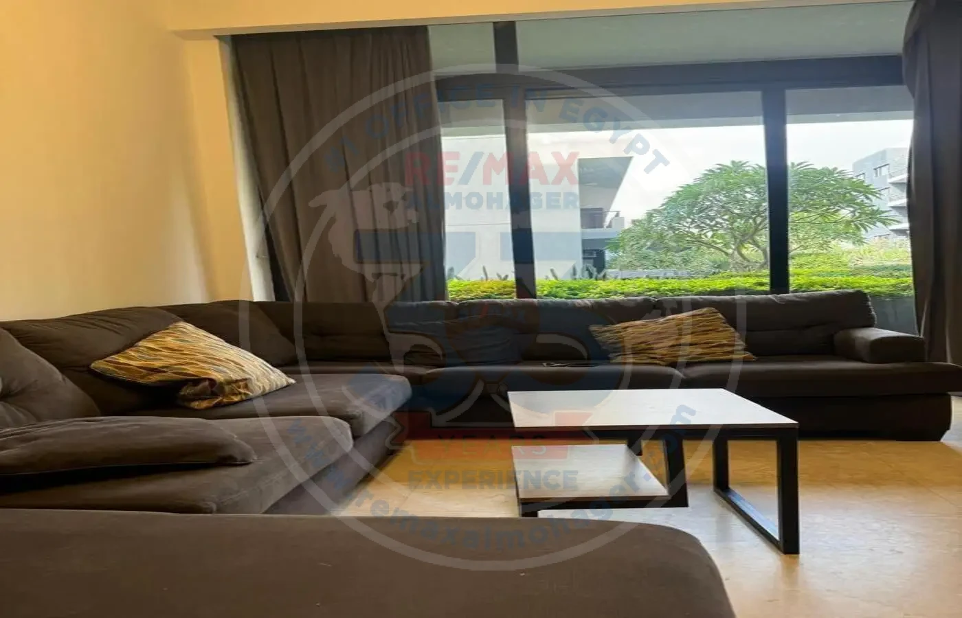 Reception with garden view in Waterway 1 apartment