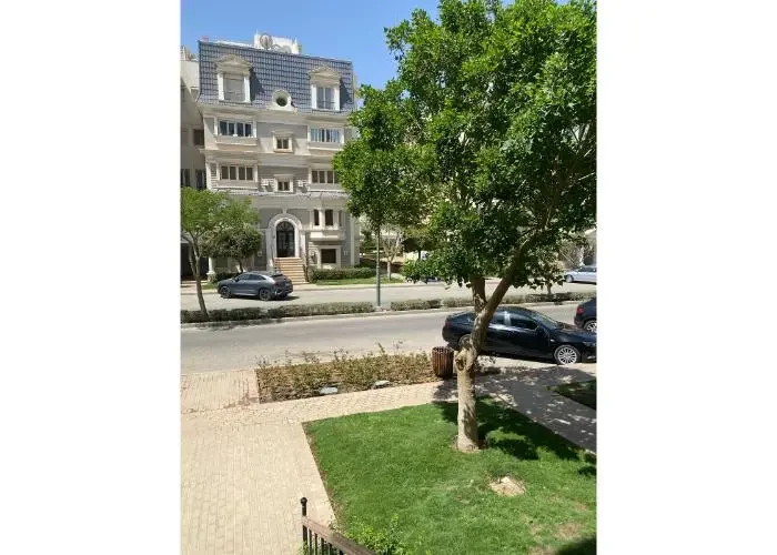 شقة للبيع في كمبوند ماونتن فيو هايد بارك إطلالة على الشارع والمساحات الخضراء