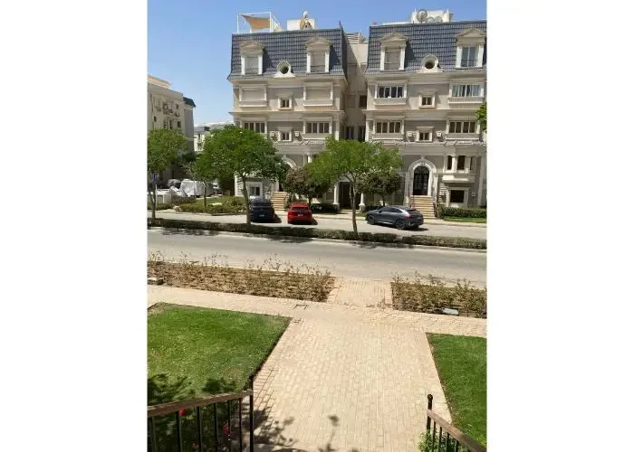 شقة للبيع في كمبوند ماونتن فيو هايد بارك إطلالة مباشرة على عمارات الكمبوند