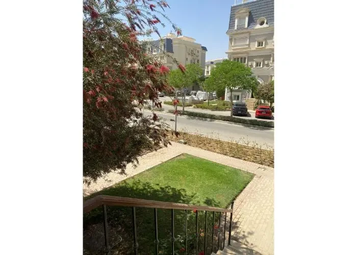 شقة للبيع في كمبوند ماونتن فيو هايد بارك إطلالة هادئة على حديقة أمامية