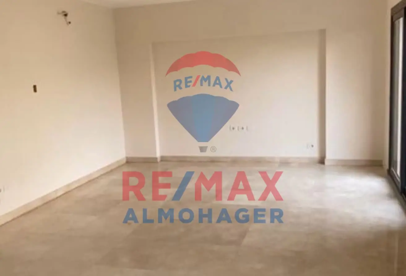 Bright Apartment with Open Green View – O West October