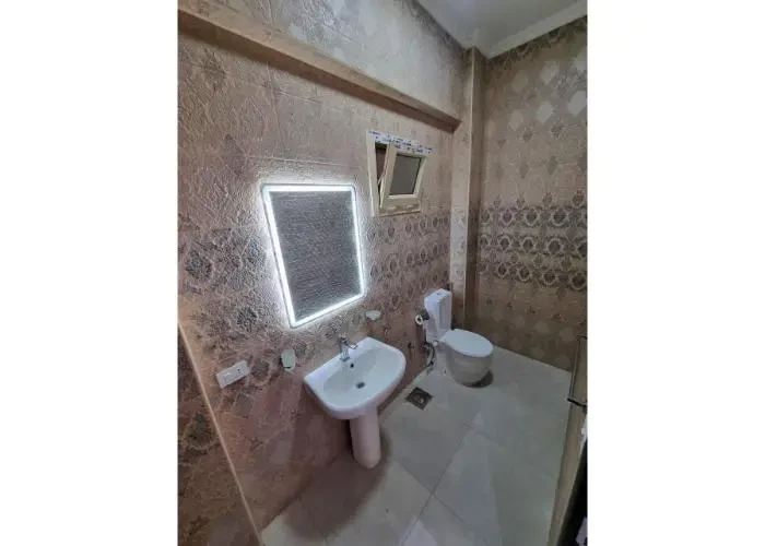 دوبلكس للبيع في النرجس فيلات حمام بمغسلة ومرآة مضيئة