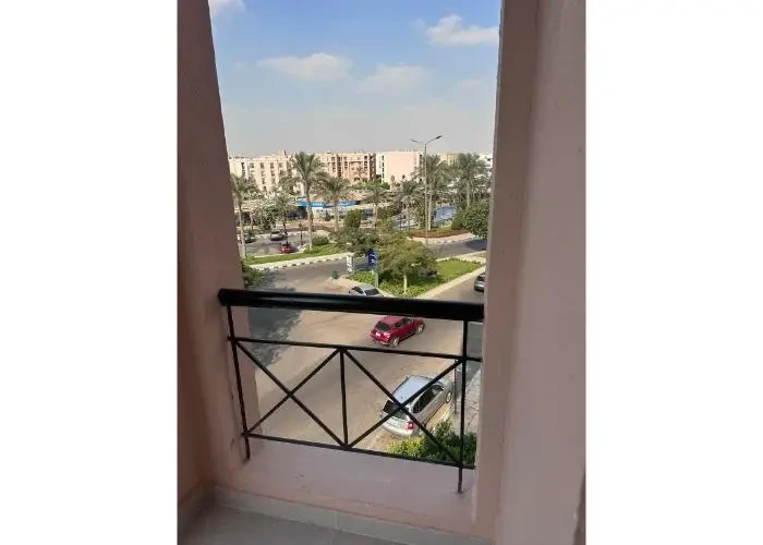 شقة للإيجار في مدينة الرحاب 3 نوم بإطلالة مفتوحة من البلكونة
