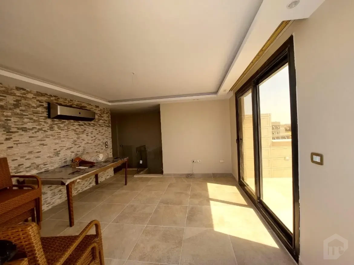 Duplex for rent in Azad New Cairo bright living area