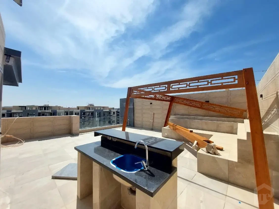 Duplex for rent in Azad New Cairo roof with outdoor seating