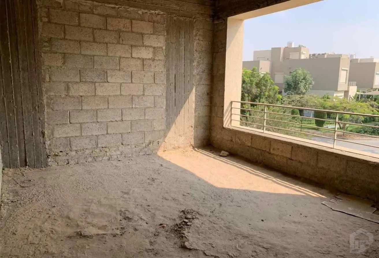 مساحة داخلية واسعة نصف تشطيب