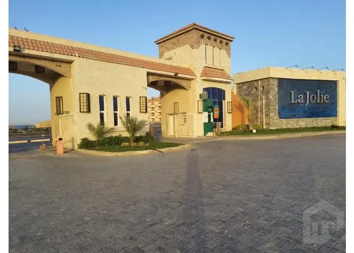 شاليه للبيع في قرية لاجولى مدخل رئيسي للقرية بتصميم مميز في العين السخنة
