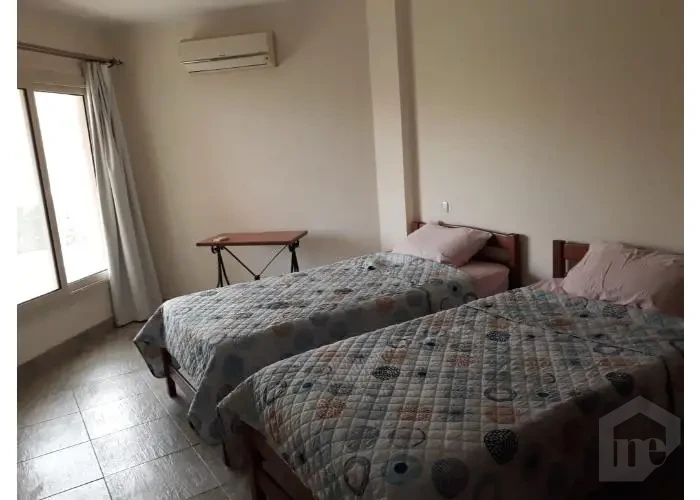شاليه للبيع في قرية لاجولى غرفة نوم مفروشة بإضاءة طبيعية مريحة