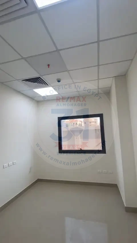 للايجار  فى التجمع الخامس عيادة متشطبة