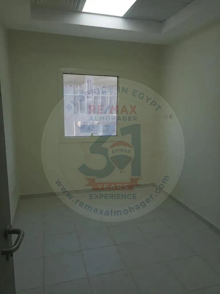 عيادة للايجار بمجمع اوزون الطبي التجمع الخامس متشطبة