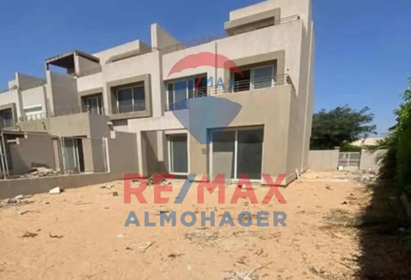 Corner townhouse for sale in Golf views - Palm hills, 6th October  Second row golf