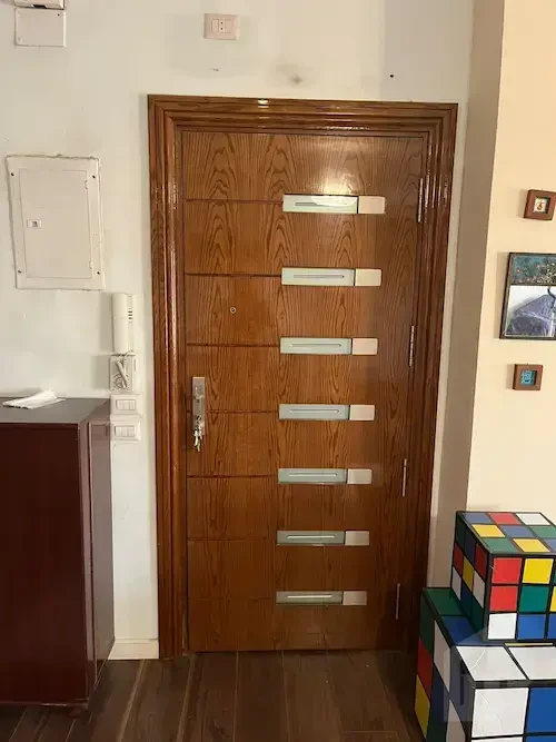 دوبلكس للبيع في التجمع الأول 350 متر مدخل داخلي بباب خشبي بتصميم مودرن