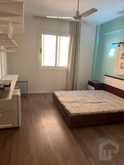 دوبلكس للبيع في التجمع الأول 350 متر غرفة نوم بسيطة بإضاءة طبيعية هادئة