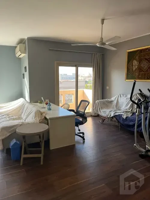 دوبلكس للبيع في التجمع الأول 350 متر غرفة معيشة واسعة مع شرفة وإطلالة