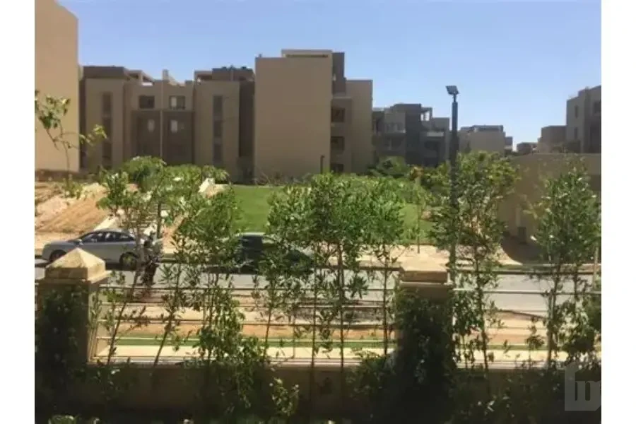لاند سكيب ومساحات خضراء حول دوبلكس للبيع في فيلدج جيت