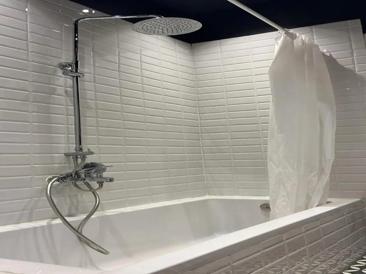 فيلا بحديقة خاصةللايجار بمونتن فيو متشطبة بالكامل