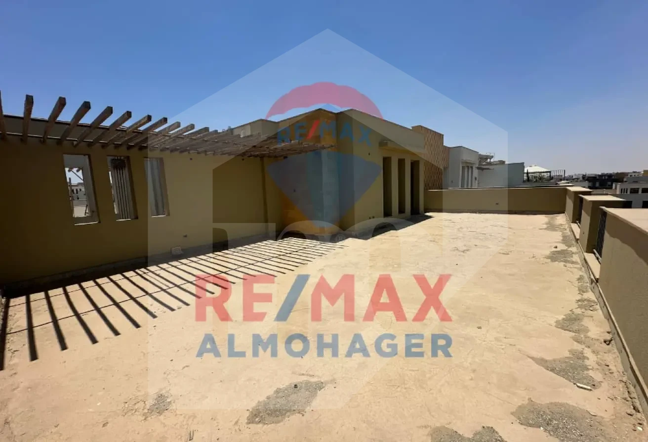 Upper Corner Duplex + Penthouse | Natural Light | Westown