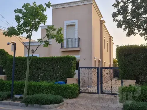 فيلا standalone نصف مفروشة للإيجار في ميفيدا