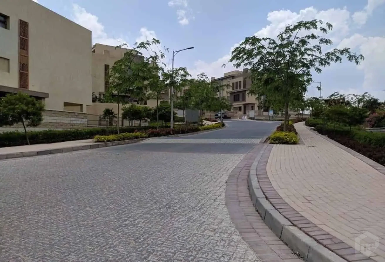 فيلا مميزة للبيع في بيراميدز هايتس