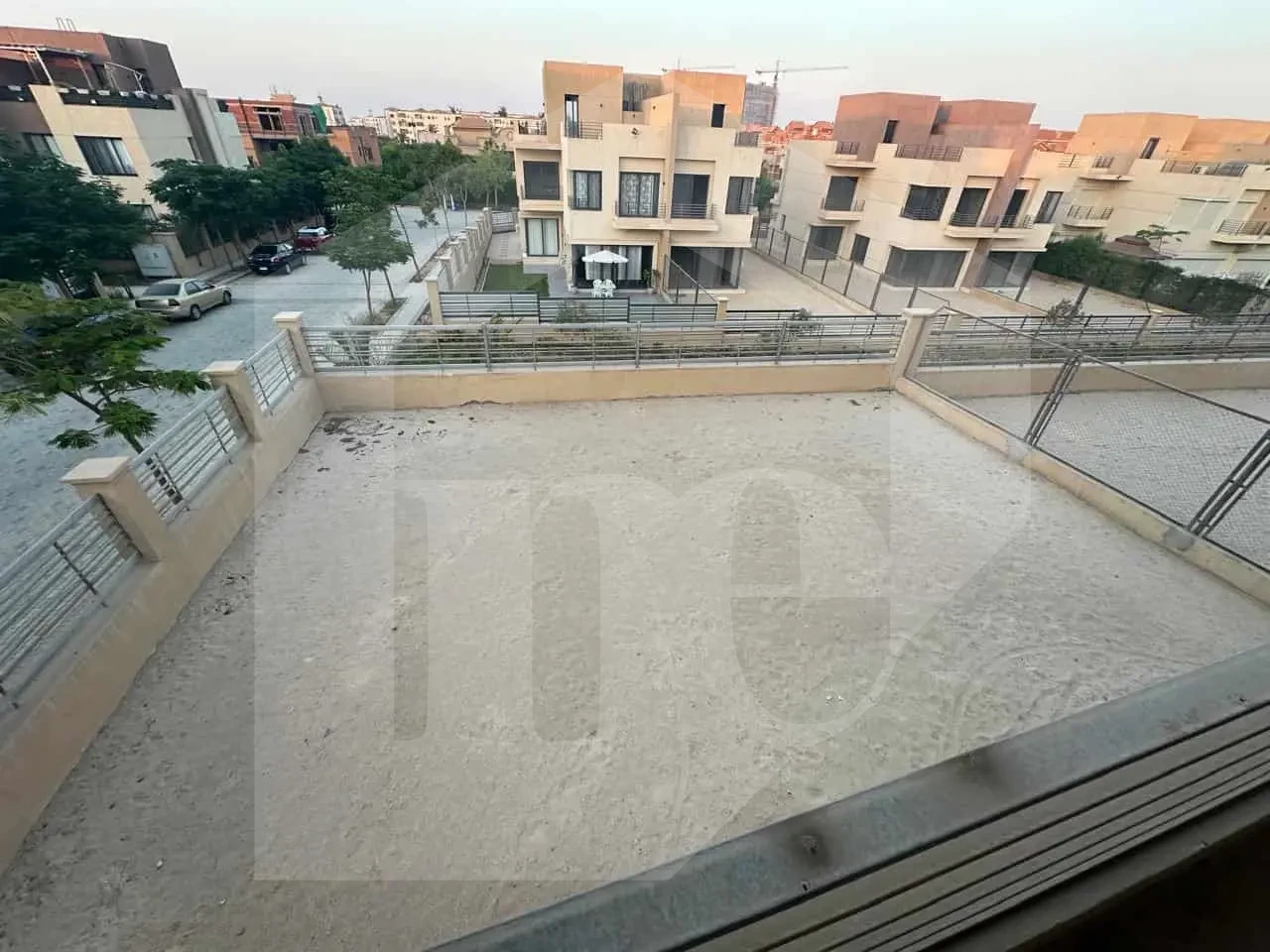 فيلا للبيع في قلب كمبوند الما – نصف تشطيب وكورنر وحديقة