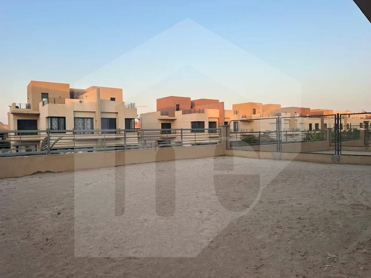 فيلا لقطة بكمبوند الما – حديقة واسعة وتصميم داخلي مميز