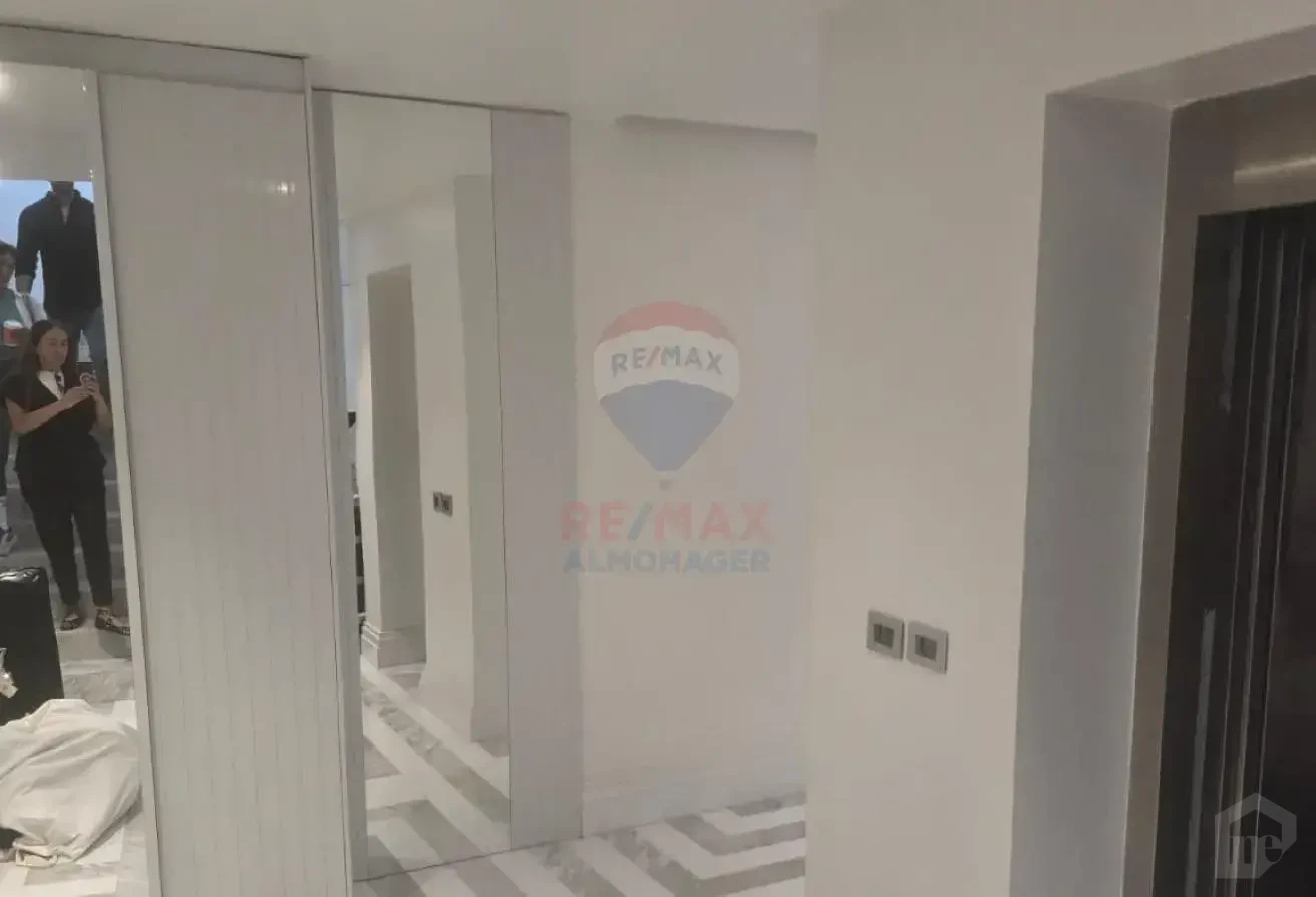 فيلا جميلة للبيع مع حمام سباحة خاص