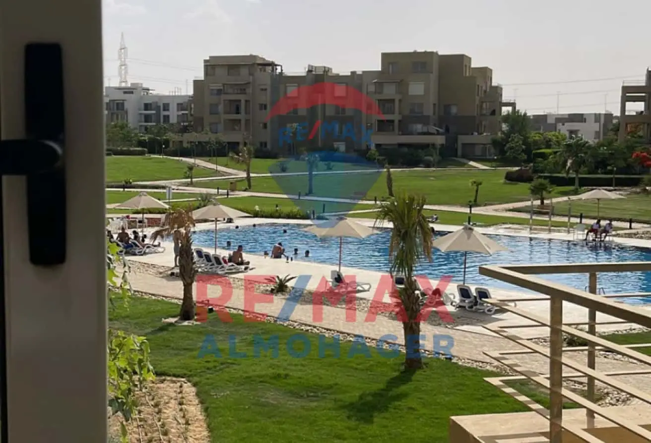 Elegant Apartment Overlooking Pool & Gardens in Palm Parks