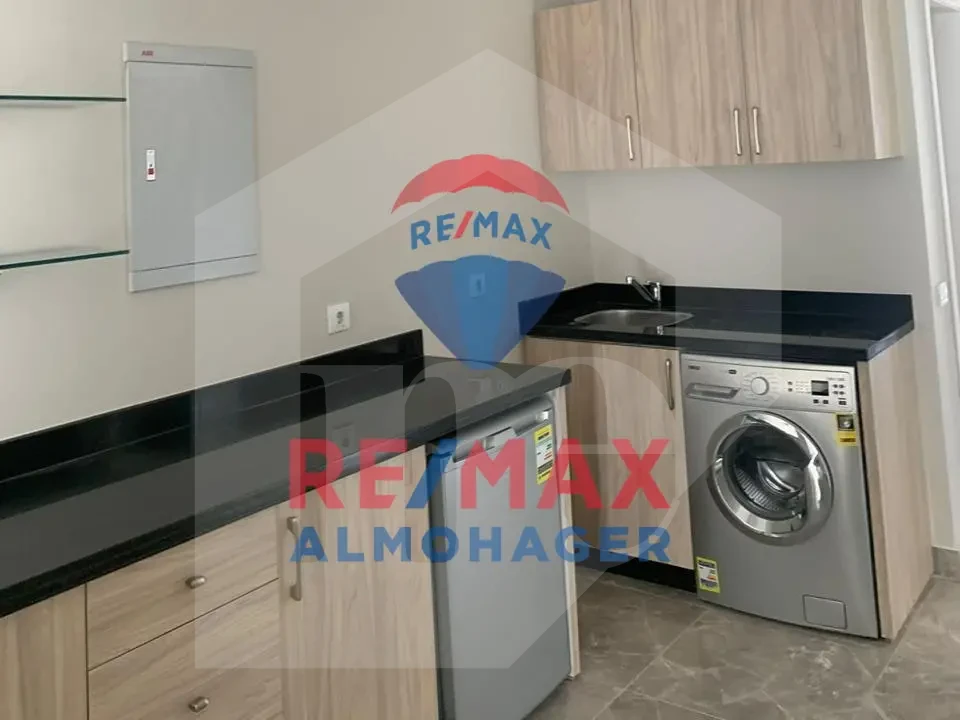 Tranquil Views, Sophisticated Design – Penthouse Unit