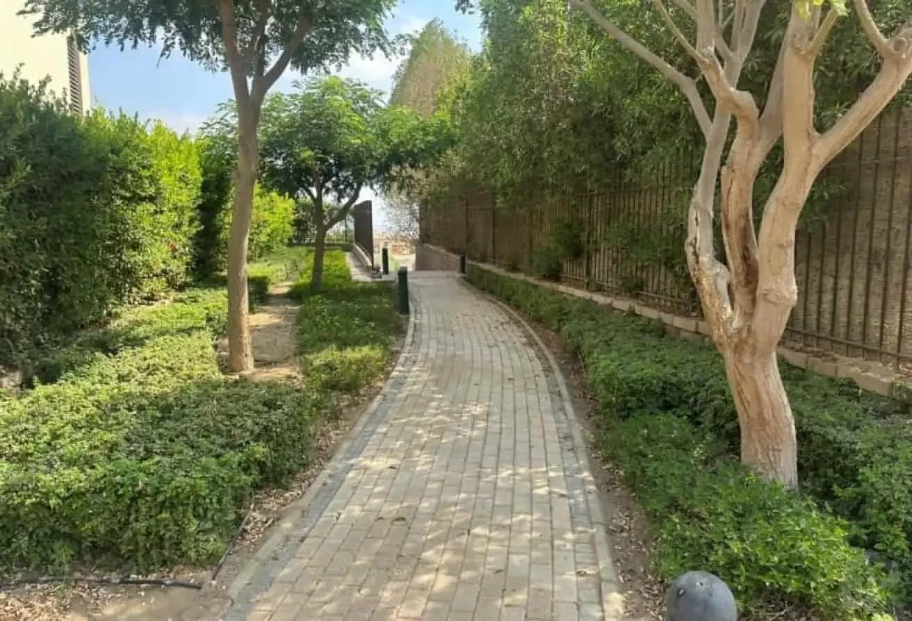 امتلك فيلا كورنر على تلة في أليجريا بإطلالات رائعة