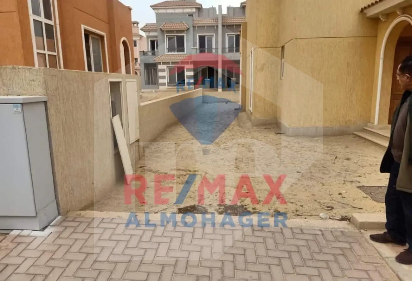 Villa for sale in Porto October Compound outdoor yard