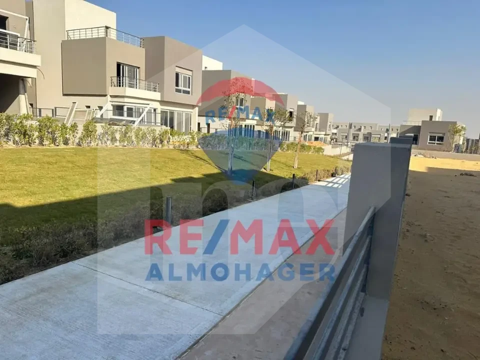 فيلا راقية على زاوية – تطل على مساحة خضراء واسعة في إيتابا