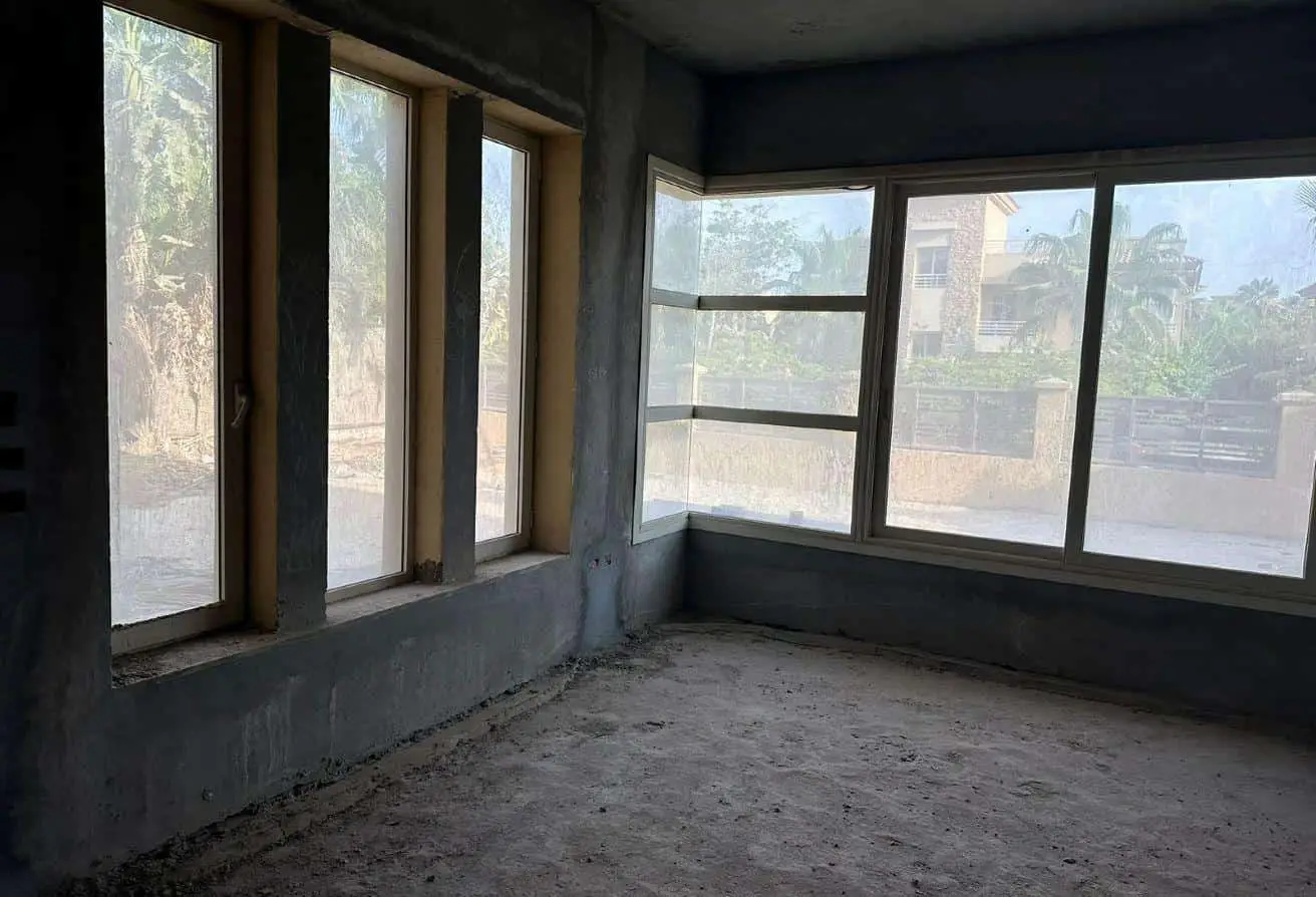 فرصة استثنائية! فيلا بإطلالة مفتوحة على المساحات الخضراء في جيرا