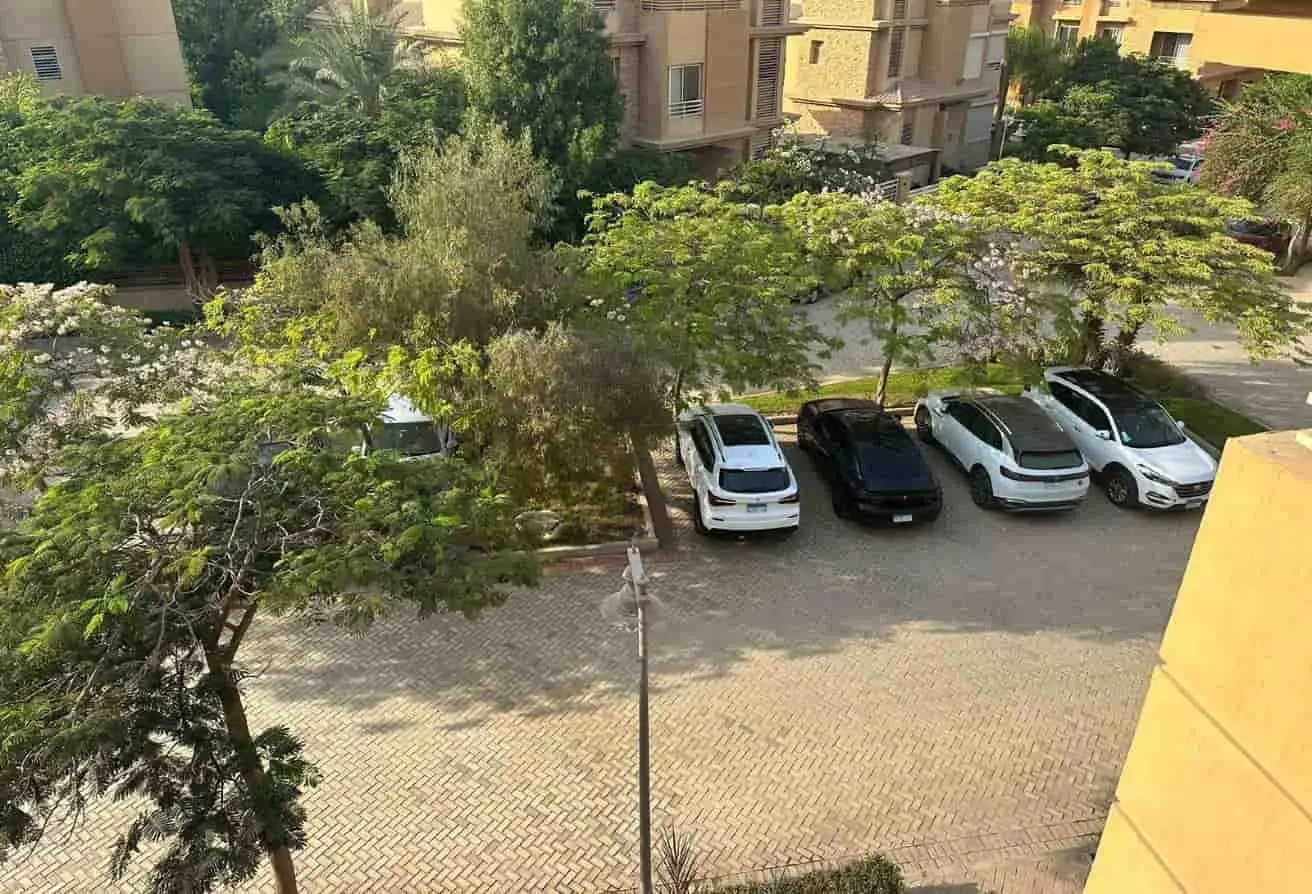 فيلا مميزة للبيع بجيرا – خطوات من الحديقة الرئيسية