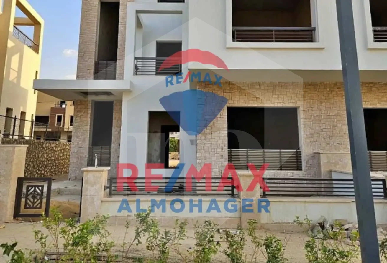 For Sale: Beautiful Villa in Kingsringe Phase 1 - Lake View & Landscape, New Giza