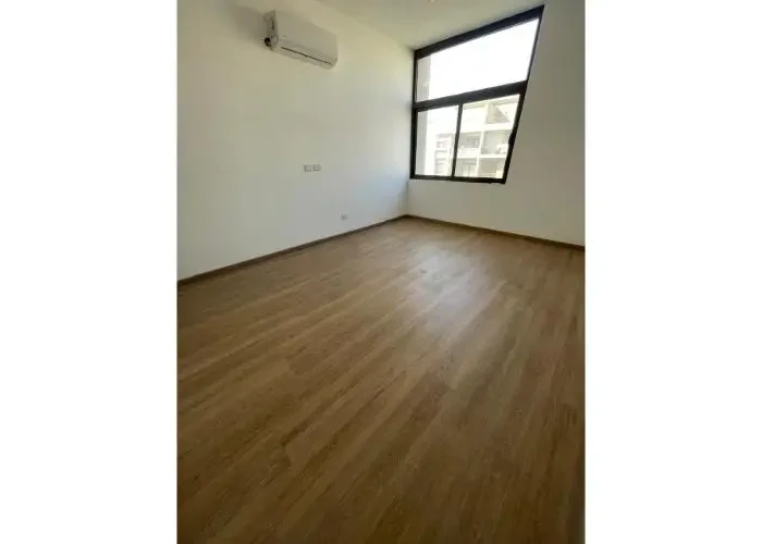 شقه متشطبه بالكامل للبيع في فيفث سكوير