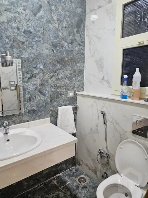 Furnished rental apartment in Patio Oro marble-finished bathroom
