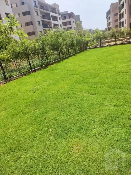 للإيجار شقة على ناصية بحديقة 250م داخل كمبوند District 5