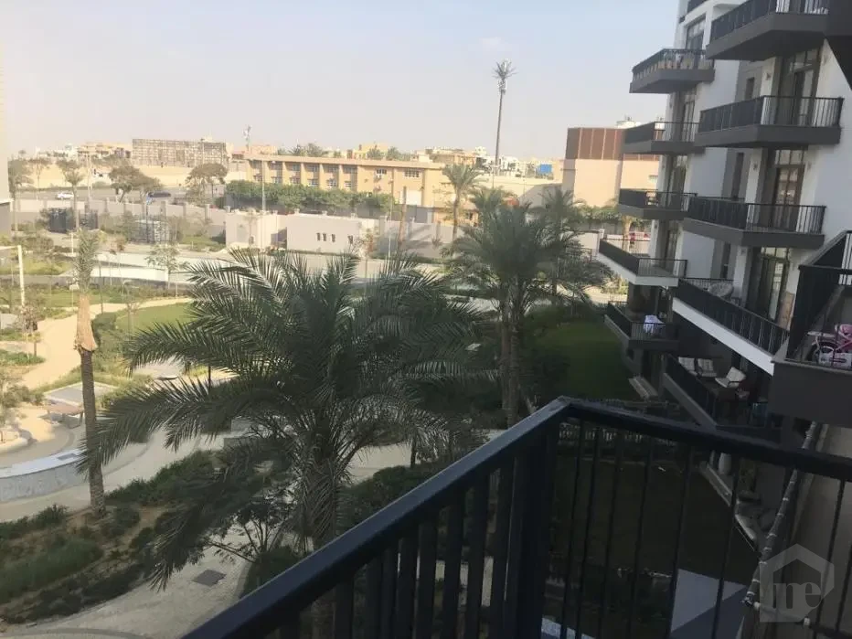 شقة مفروشة للإيجار في كايرو فيستيفال سيتي إطلالة من البلكونة