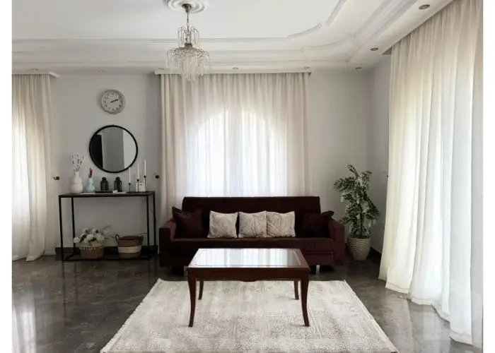 Furnished apartment for rent in Hyde Park bright living area