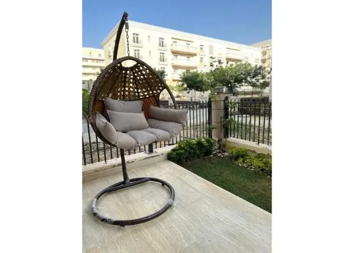 Furnished apartment for rent in Hyde Park terrace with garden