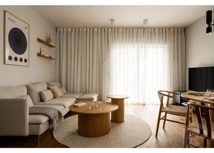 Furnished apartment for rent in Lake View bright living room
