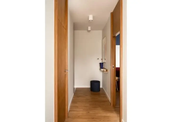 Furnished apartment for rent in Lake View hallway interior