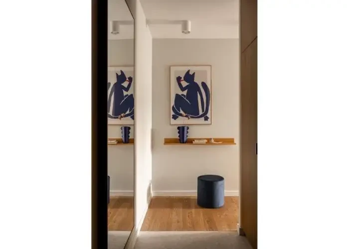 Furnished apartment for rent in Lake View entry hallway decor
