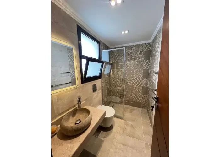 Furnished studio for rent in Eastown Fifth Settlement bathroom