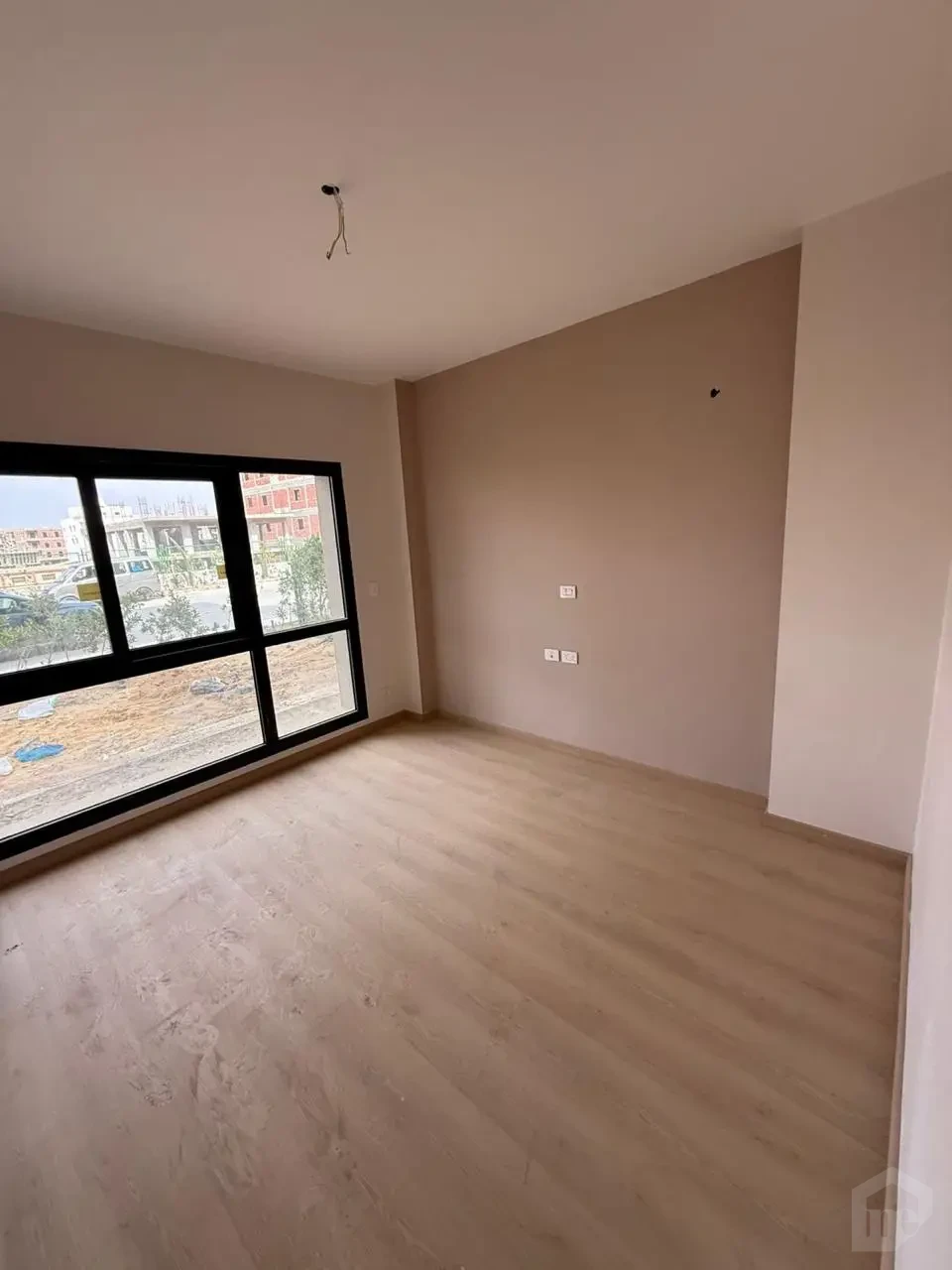 شقة أرضي بحديقة للإيجار في ذا أدريس إيست