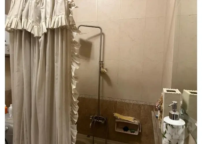شقة مفروشه للإيجار في غرب الجولف القاهره الجديده حمام كلاسيك