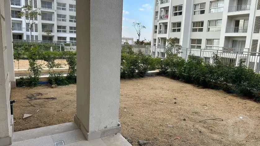 Ground floor apartment with garden for rent in Mivida Blue Views yard