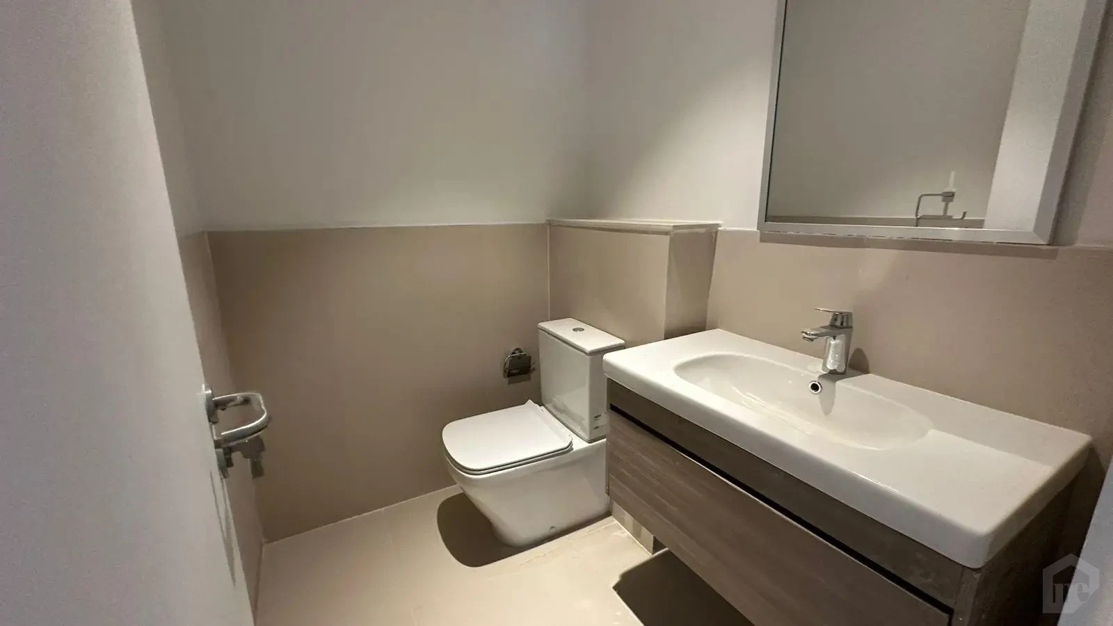 Ground floor apartment with garden for rent in Mivida Blue Views bathroom