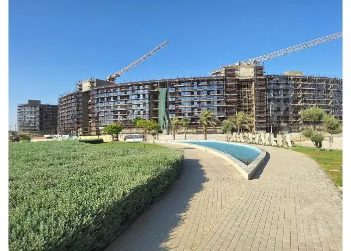شقه للبيع متشطبه بالكامل في فيفث سكوير