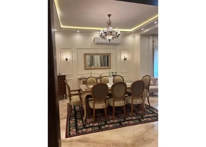 Villa For Sale In Hyde Park